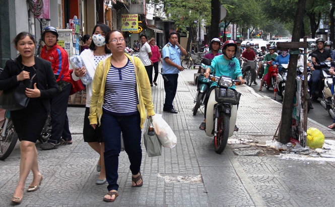 Phạt cả trăm người đi xe máy leo lề tại trung tâm Sài Gòn 
