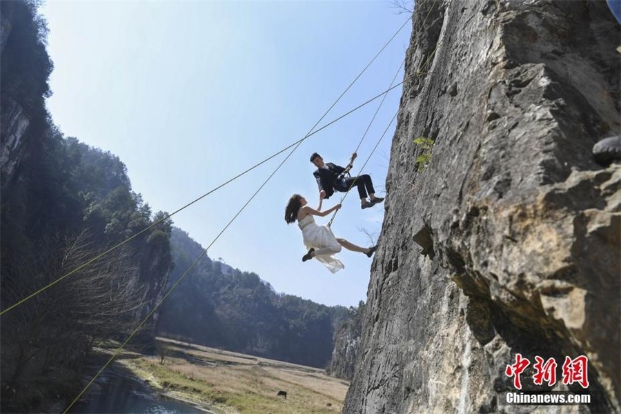 Treo minh o do cao 100 m de chup anh cuoi dip Valentine hinh anh 3
