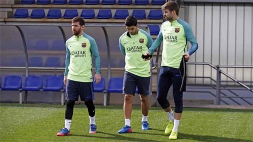 cau-thu-barca-di-tap-voi-bo-mat-dai-nhu-bom-sau-tran-thua-psg