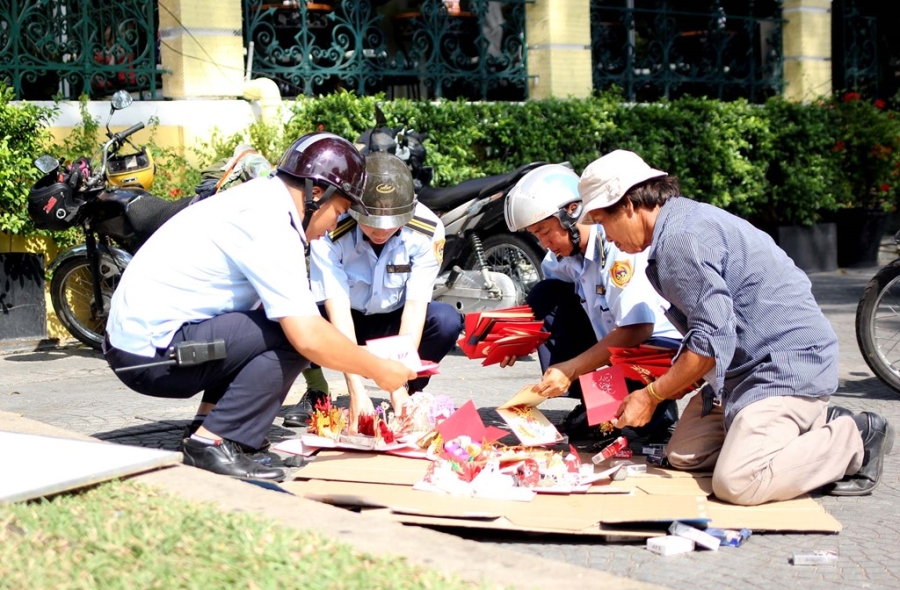 Cuoc chien gianh lai via he: Niem phong, cau oto vi pham hinh anh 4
