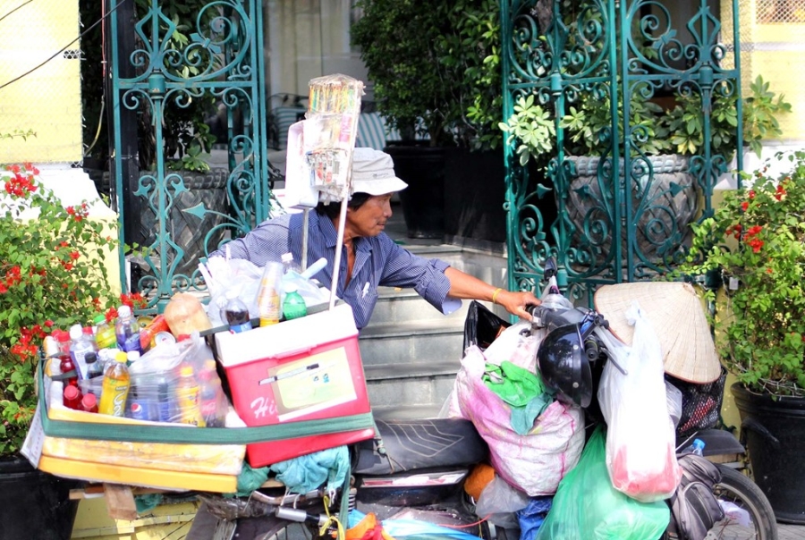 Cuoc chien gianh lai via he: Niem phong, cau oto vi pham hinh anh 5