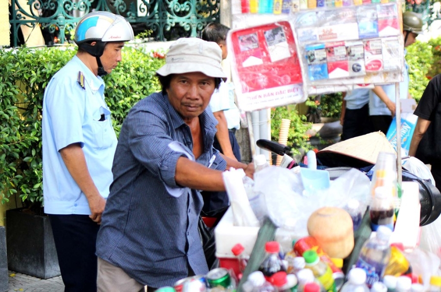 Cuoc chien gianh lai via he: Niem phong, cau oto vi pham hinh anh 6