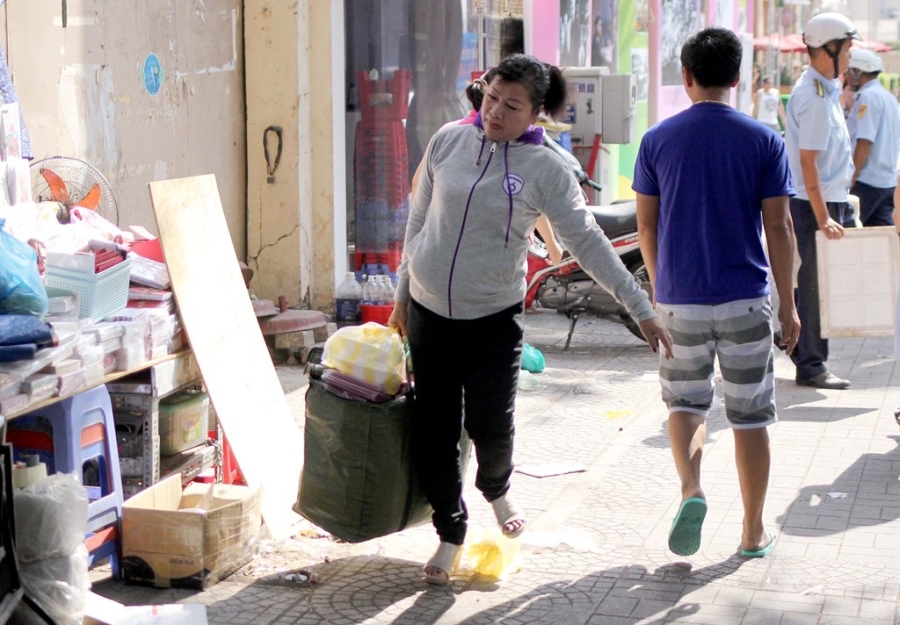 Cuoc chien gianh lai via he: Niem phong, cau oto vi pham hinh anh 7