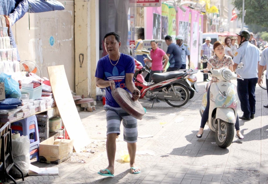 Cuoc chien gianh lai via he: Niem phong, cau oto vi pham hinh anh 8