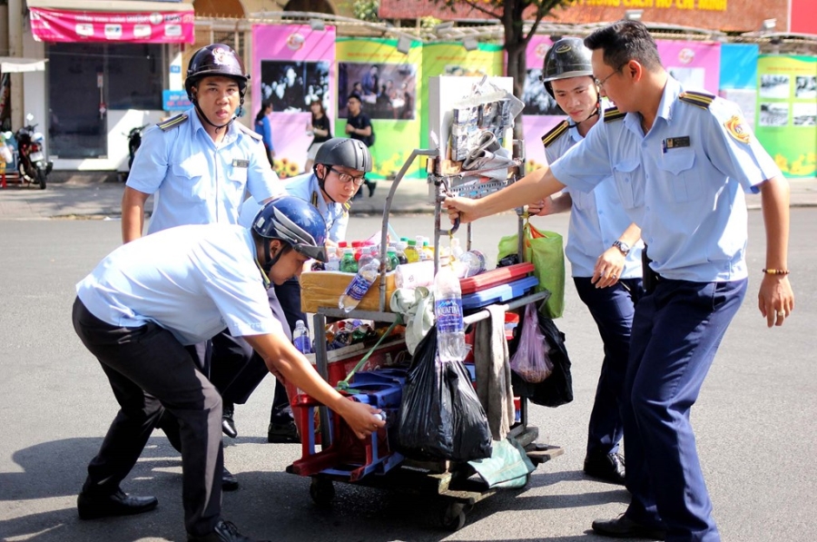 Cuoc chien gianh lai via he: Niem phong, cau oto vi pham hinh anh 9