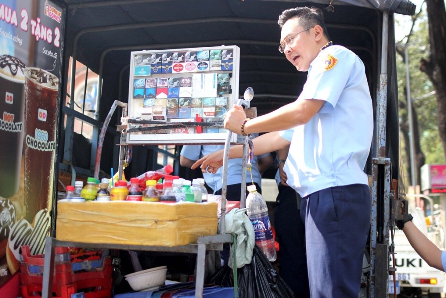 Cuoc chien gianh lai via he: Niem phong, cau oto vi pham hinh anh 10