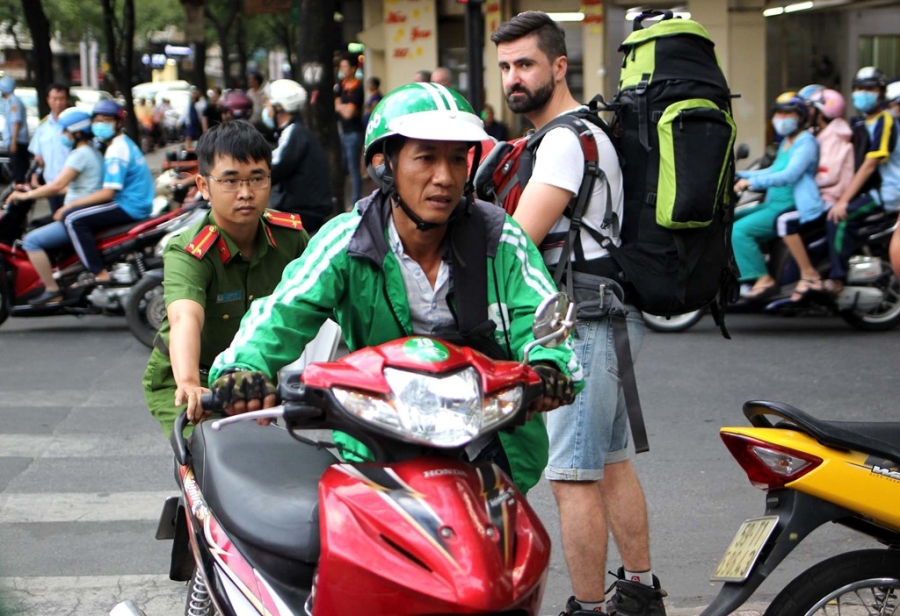 Di xe dap len via he cung bi phat hinh anh 2