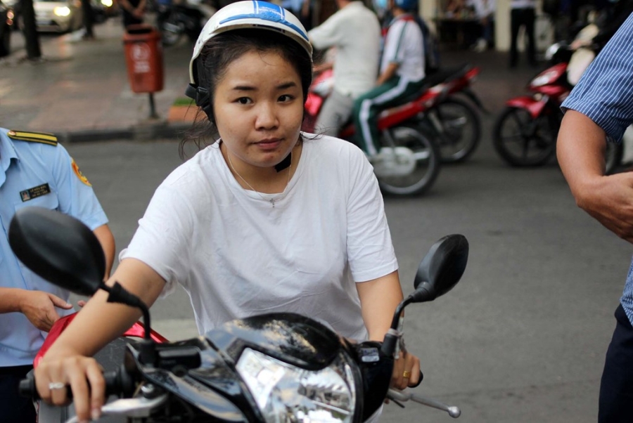Di xe dap len via he cung bi phat hinh anh 3