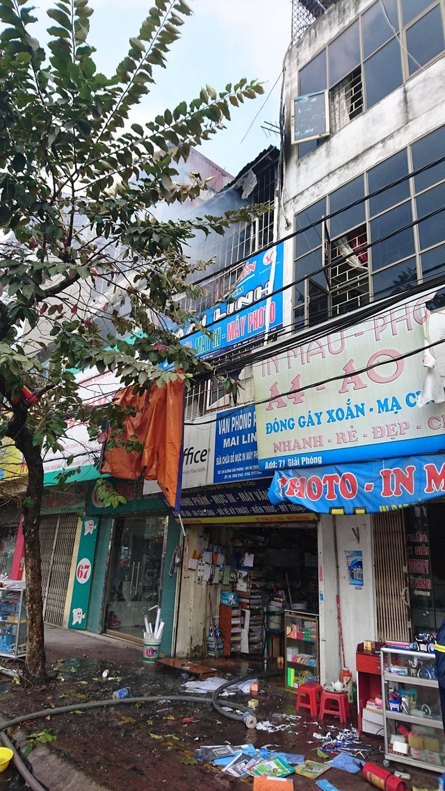  Vụ cháy may mắn chưa lan xuống tầng 1, nơi có rất nhiều vật liệu dễ cháy. 