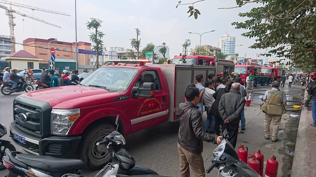 Giao thông đoạn qua ngôi nhà cháy ùn ứ trong một thời gian ngắn. 
