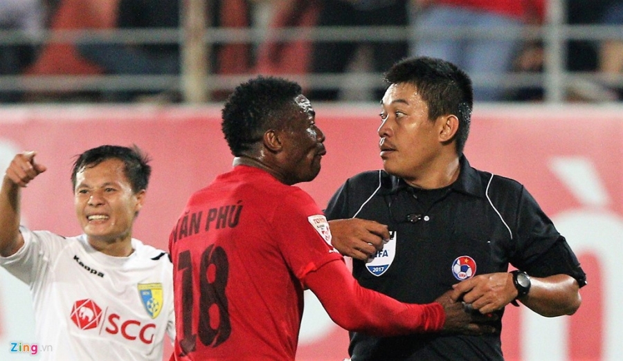 Trong tai V.League bi uy hiep o Lach Tray hinh anh 3