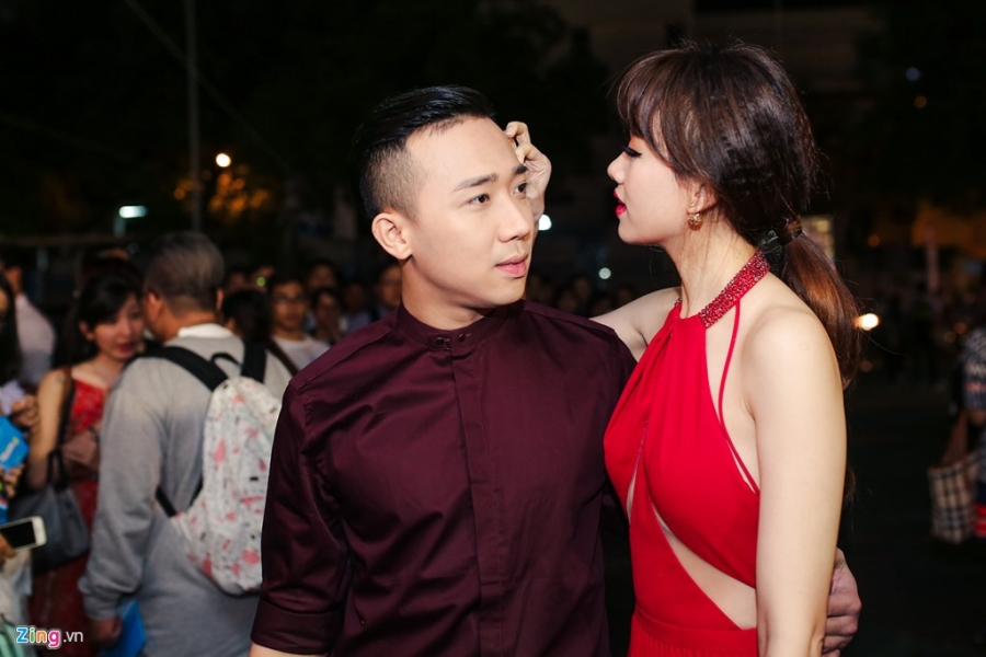 Vo chong Hari Won, Tran Thanh hon nhau tren tham do hinh anh 3
