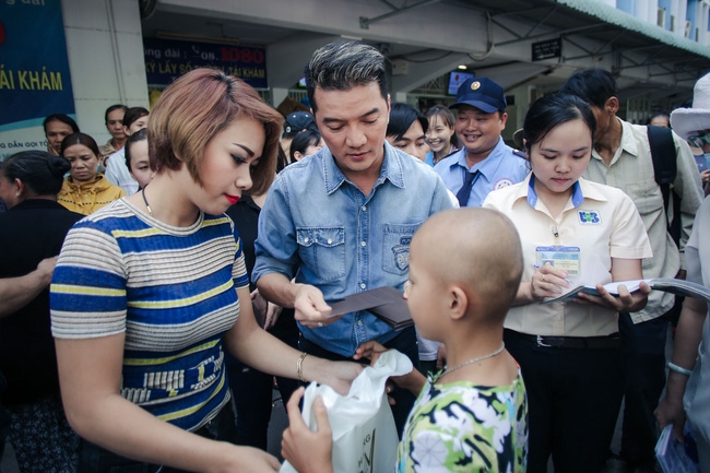 Đàm Vĩnh Hưng bình thản đi từ thiện sau khi bị chủ nợ đến tận nhà - Ảnh 3.