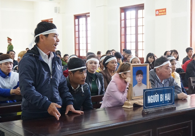 Người nhà bị hại mang theo di ảnh tới tham dự phiên tòa.