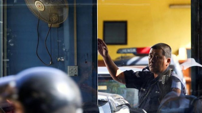 Cảnh sát Malaysia canh giữ bên ngoài nhà xác bệnh viện đa khoa Kuala Lumpur, nơi lưu giữ thi thể ông Kim Jong-nam, ngày 17.2 /// Reuters