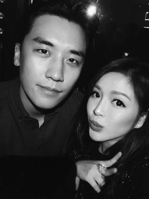  Seungri chụp ảnh thân thiện cùng Cẩm Tú. 