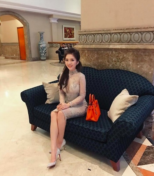  Cẩm Tú có ngoại hình xinh đẹp, bắt mắt. 