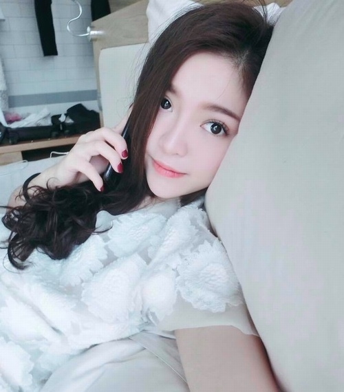  Làn da trắng sứ, gương mặt v-line đúng chuẩn vẻ đẹp hiện đại. 