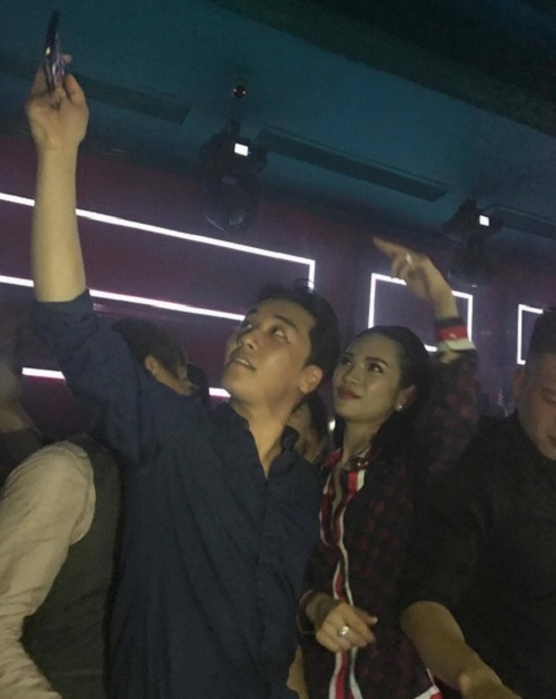  Seungri chụp hình cùng Phương Thảo. 