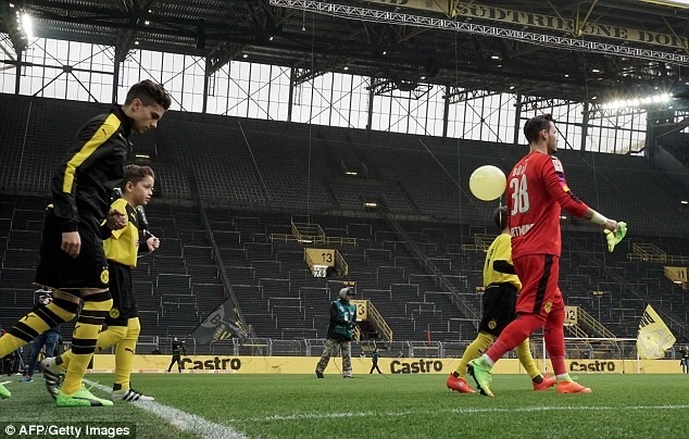 Dortmund thi dau voi khan dai trong vi an phat hinh anh 2