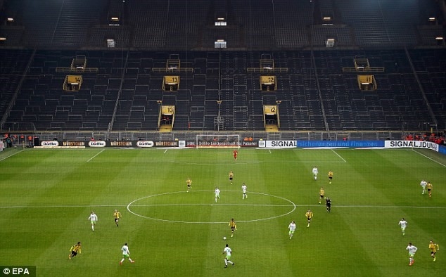 Dortmund thi dau voi khan dai trong vi an phat hinh anh 4