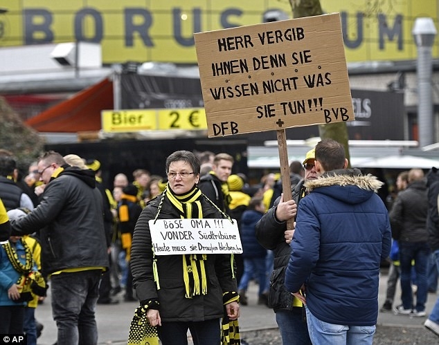 Dortmund thi dau voi khan dai trong vi an phat hinh anh 5