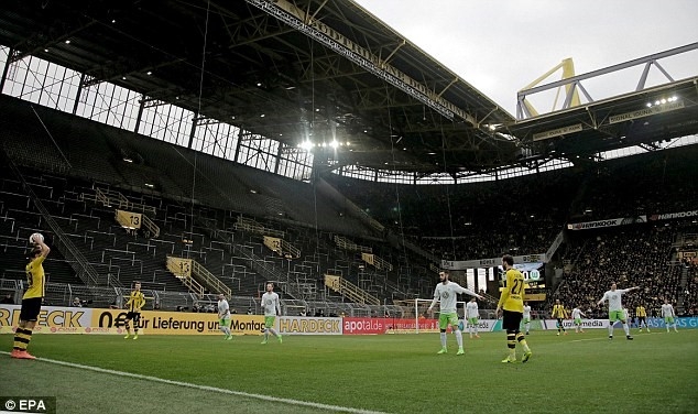 Dortmund thi dau voi khan dai trong vi an phat hinh anh 6