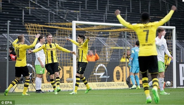 Dortmund thi dau voi khan dai trong vi an phat hinh anh 8