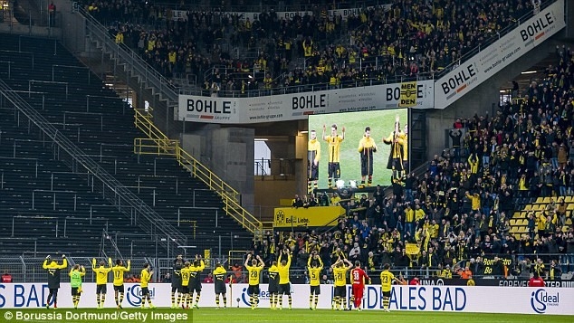 Dortmund thi dau voi khan dai trong vi an phat hinh anh 9