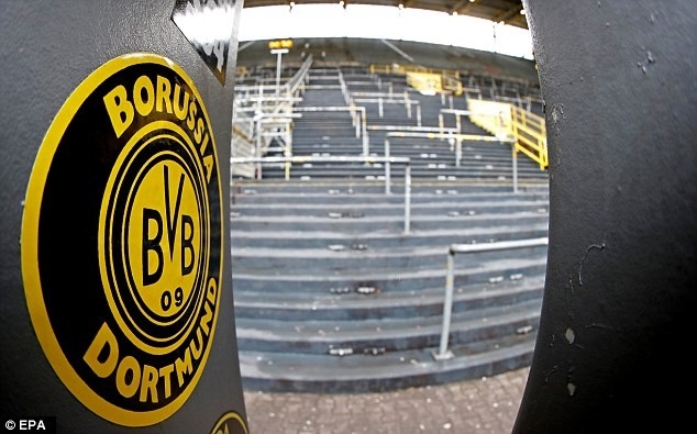 Dortmund thi dau voi khan dai trong vi an phat hinh anh 10
