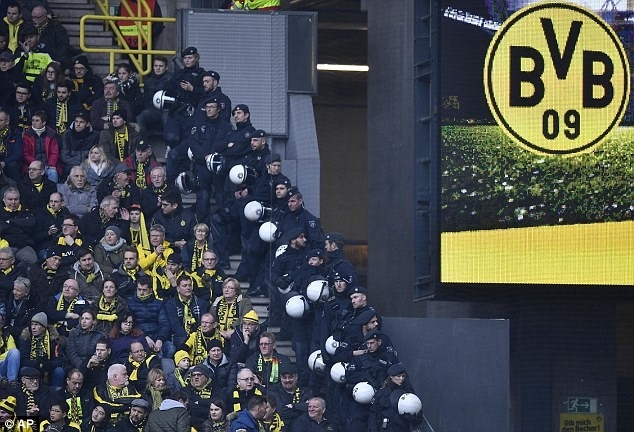 Dortmund thi dau voi khan dai trong vi an phat hinh anh 11