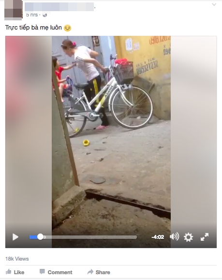 Phẫn nộ clip em bé bị mẹ đánh ở siêu thị tiếp tục bị bỏ mặc ngoài đường, nằm khóc nức nở - Ảnh 3.