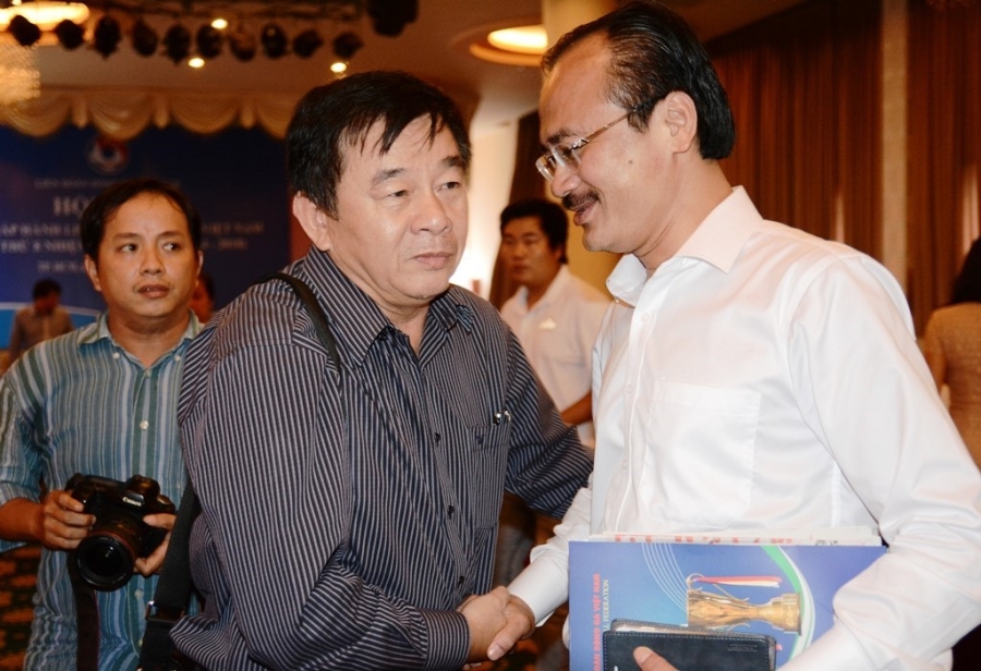 Ông Võ Quốc Thắng trong cuộc trò chuyện với Trưởng ban trọng tài Nguyễn Văn Mùi.
