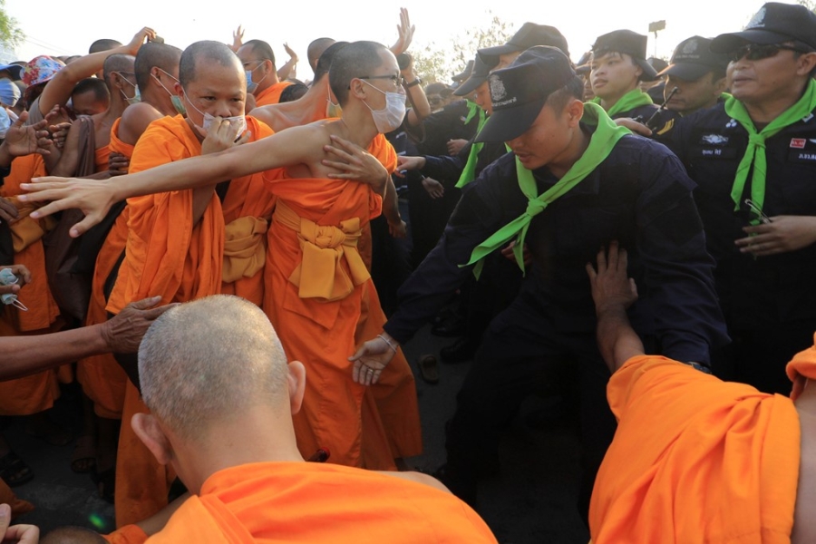 Canh doi dau quyet liet giua hang nghin su Thai va canh sat hinh anh 1