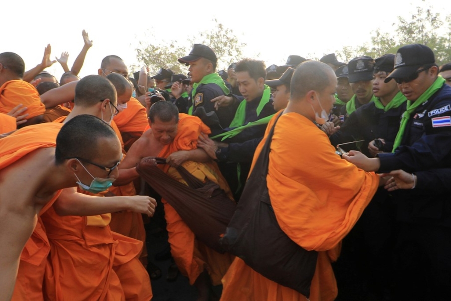 Canh doi dau quyet liet giua hang nghin su Thai va canh sat hinh anh 2