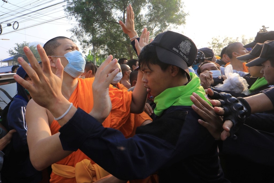 Canh doi dau quyet liet giua hang nghin su Thai va canh sat hinh anh 3