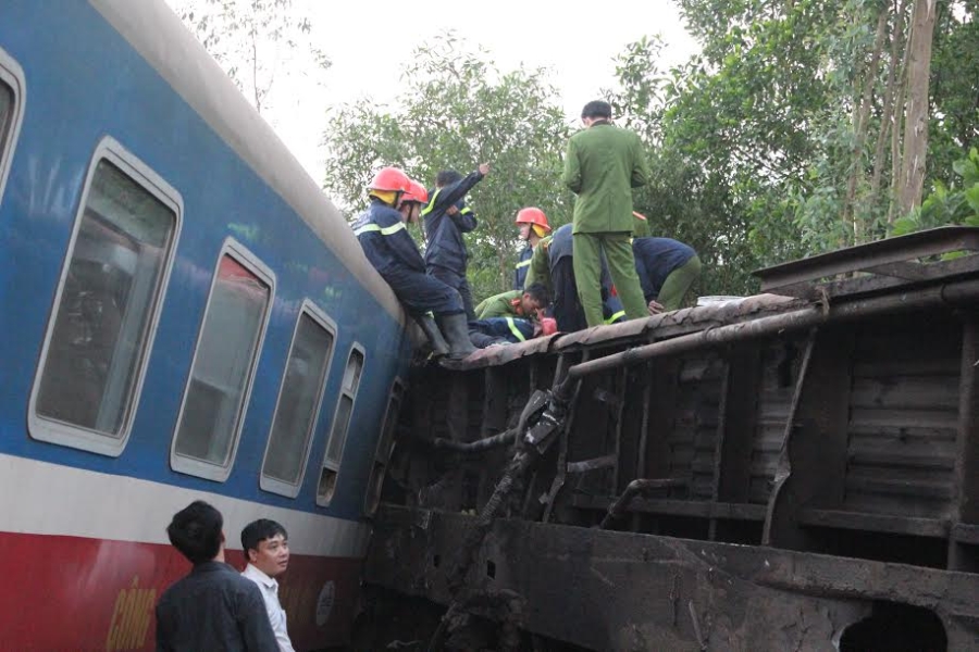 Tàu hỏa, tàu hỏa đâm xe tải, xe tải, tàu đâm xe tải ở Huế, tai nạn giao thông