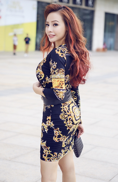 dien-vien-tu-hanh-van-chuong-vay-ao-ton-duong-cong-5