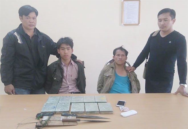 Hai ke 'om' 10 banh heroin dien cuong chong tra canh sat hinh anh 1
