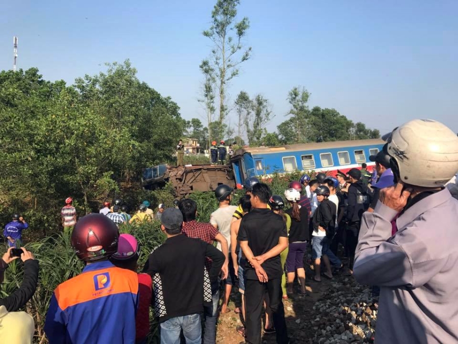 Hien truong vu tau hoa lat sau va cham voi xe tai o Hue hinh anh 1