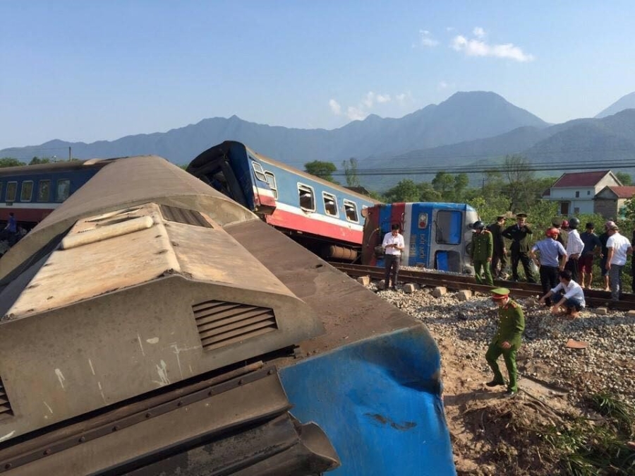 Hien truong vu tau hoa lat sau va cham voi xe tai o Hue hinh anh 3