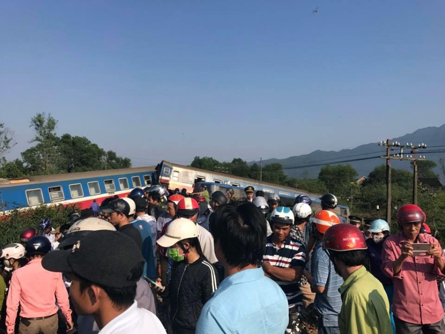 Hien truong vu tau hoa lat sau va cham voi xe tai o Hue hinh anh 4