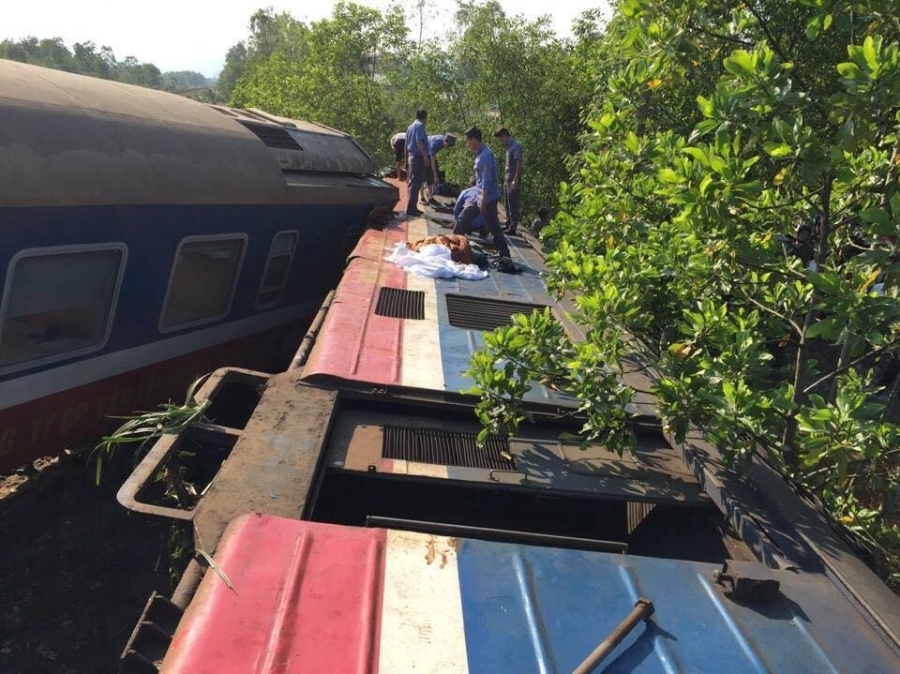 Hien truong vu tau hoa lat sau va cham voi xe tai o Hue hinh anh 7