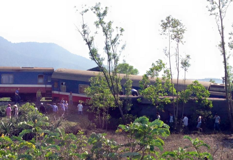 Hien truong vu tau hoa lat sau va cham voi xe tai o Hue hinh anh 8