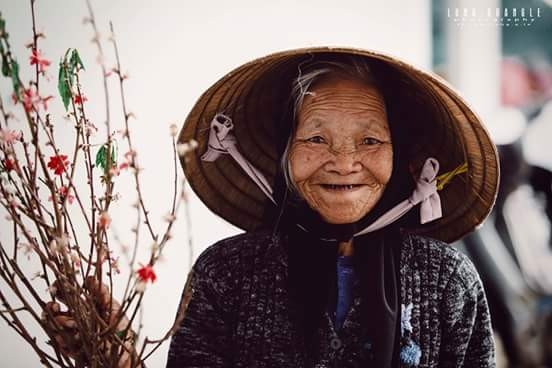 Đà Lạt vào thời điểm này lạnh lắm, càng về tối cái rét càng đậm hơn, trên 70 tuổi mà bà vẫn còn phải lao động trong cái thời tiết này.