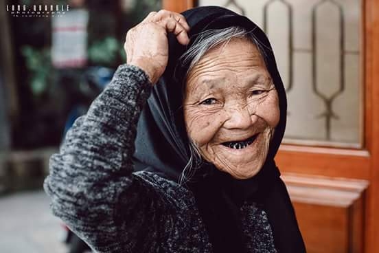 Tôi xin bà chụp một số tấm hình, bà vui vẻ nhận lời và tạo dáng rất vui tươi. Bà kể nhiều về cuộc sống của bà, từ những ngày rét buốt đến lạnh run vẫn phải đi làm, có quá nhiều điều buồn tuổi, cơ cực...