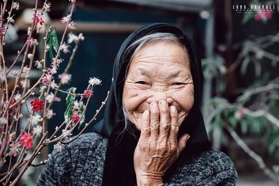 Chụp xong, bà mời tôi vào uống trà và hỏi tôi: Nãy giờ chụp hết bao nhiêu tiền, bà gởi, film mắc lắm mà con chụp cỡ đó chắc tốn lắm, bà móc tiền ra đưa cho tôi, mặt bà vừa cười và nói.