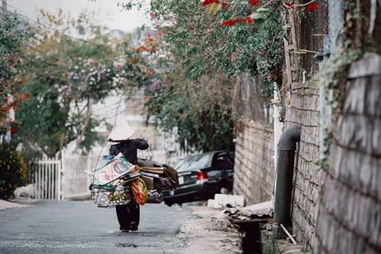 Tôi đứng lặng nhìn, lần đầu tiên tôi chụp ảnh đời thường mà người khác hỏi để trả tiền cho tôi, tôi từ chối và nói chuyện với bà thêm chút nữa rồi về.