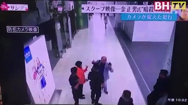  Người đàn ông được cho là Kim Jong-nam được cho là mô tả lại sự việc bị tấn công cho hai sĩ quan cảnh sát tại sân bay Kuala Lumpur trước khi chuyển đi cấp cứu. (Ảnh: Dailymail) 