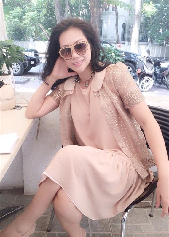 Vợ nam ca sĩ là họa sĩ tên Giang Phạm, hơn anh 2 tuổi